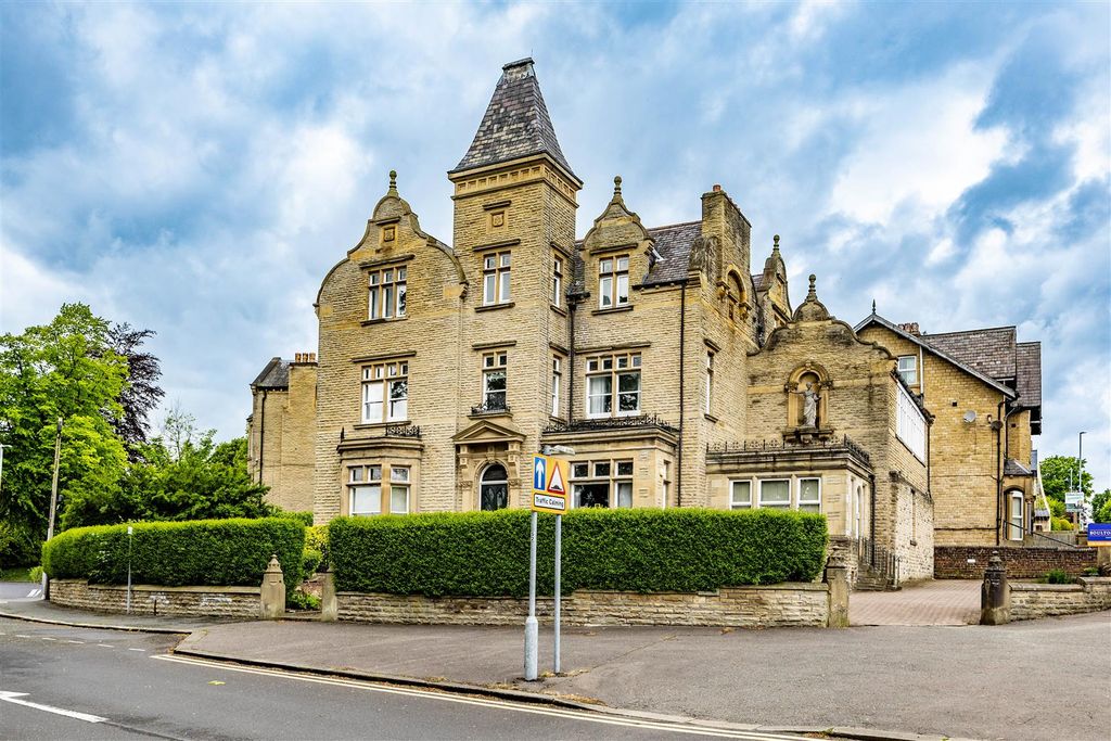 2 bed flat for salePark Drive, Huddersfield HD1