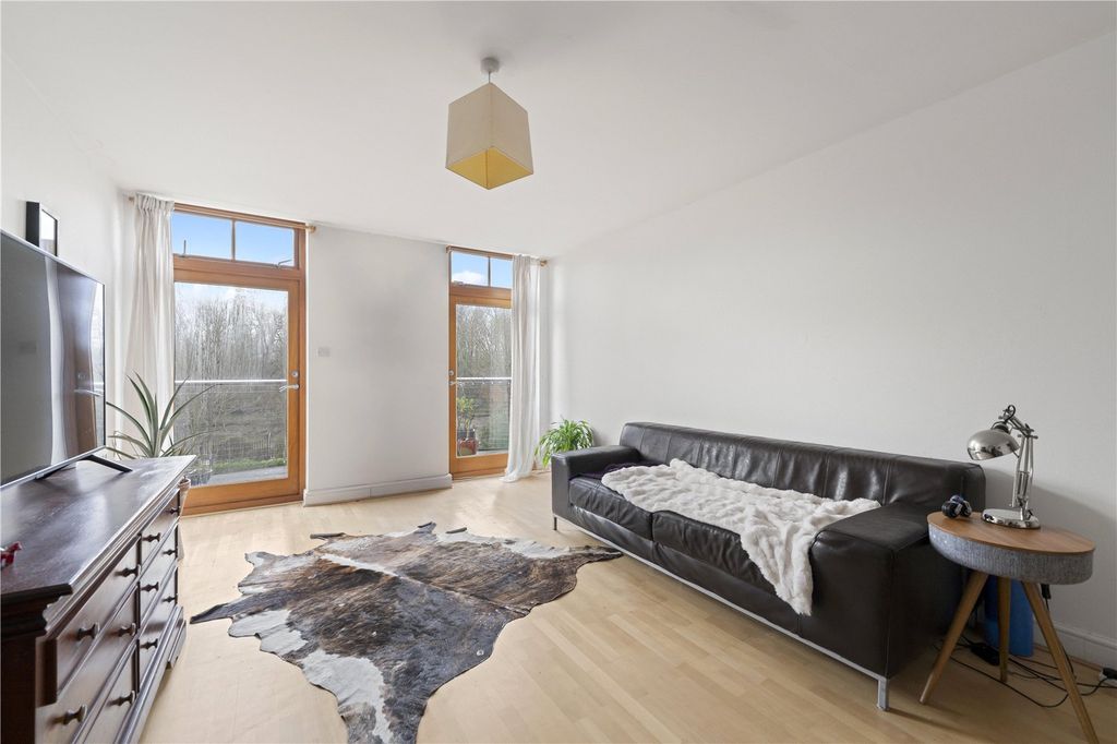 2 bed flat for saleLower Square, Isleworth TW7 photo 2