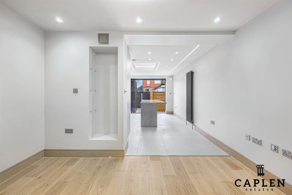 Additional image 7 of 2 bed flat for saleNew North Road, Ilford IG6