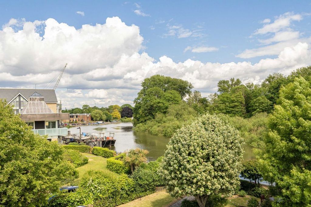 2 bed flat for saleLower Square, Old Isleworth TW7