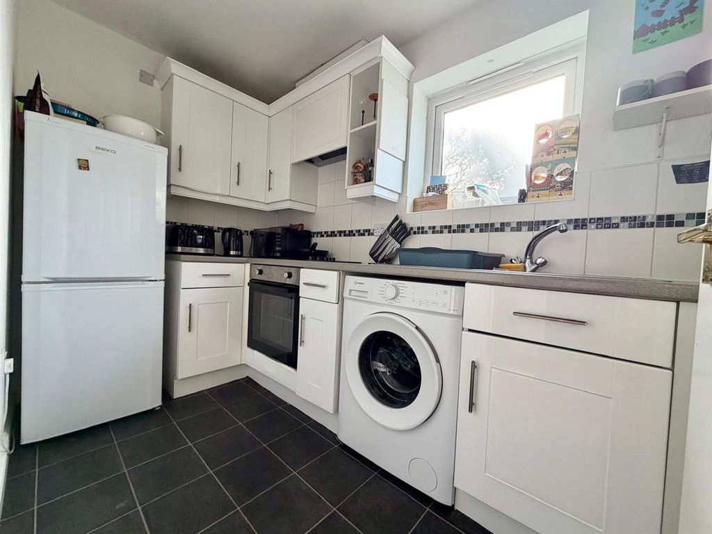 2 bed flat for salePipers Lane, Kenilworth CV8 photo 5