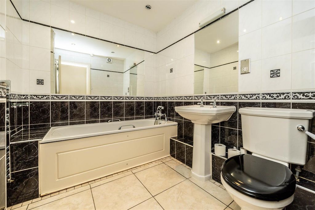 Additional image 12 of 2 bed flat for salePark Drive, Huddersfield HD1