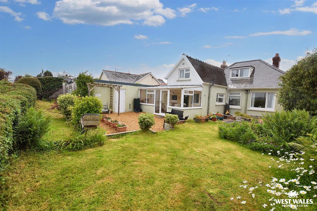 3 bed detached bungalow for saleHill Lane, Pentlepoir SA68