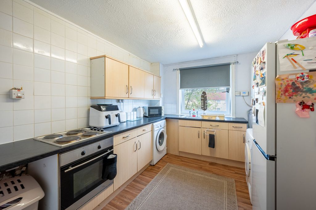 2 bed flat for saleWarrix Avenue, Irvine KA12 photo 5