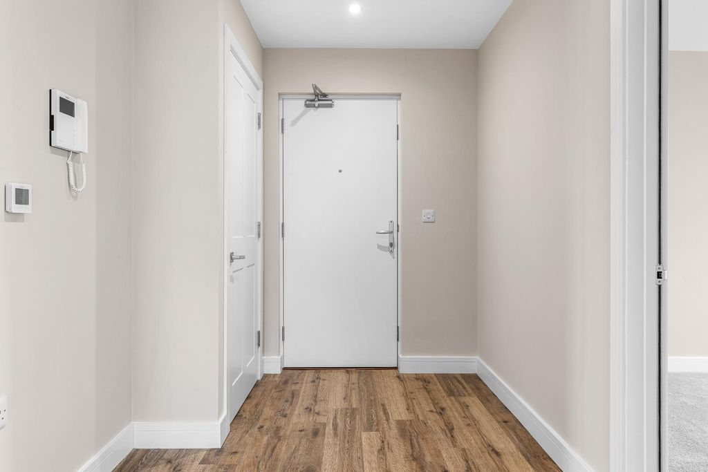 2 bed flat for salePark Lane, Knebworth SG3 photo 5
