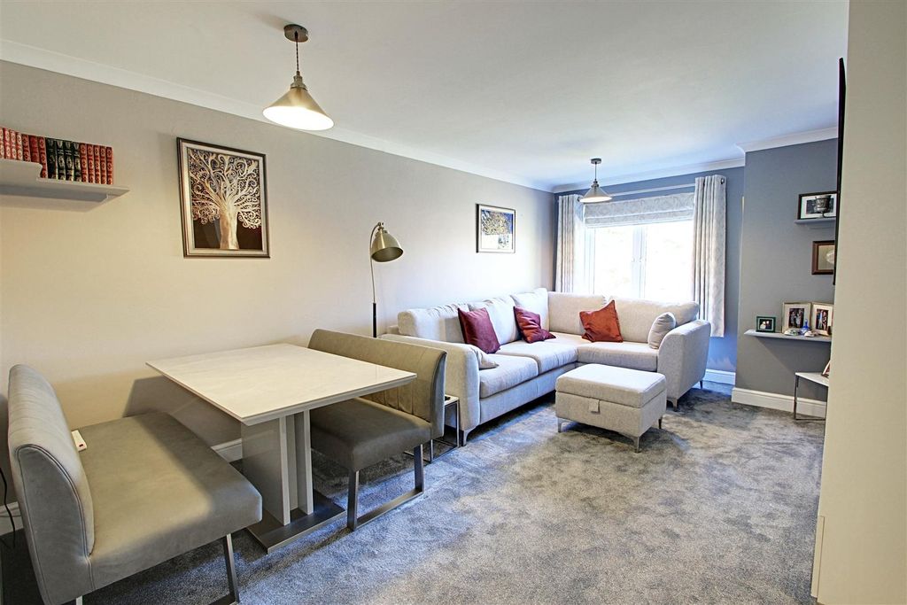 Additional image 2 of 2 bed flat for saleLakeview, Railway Terrace, Kings Langley WD4