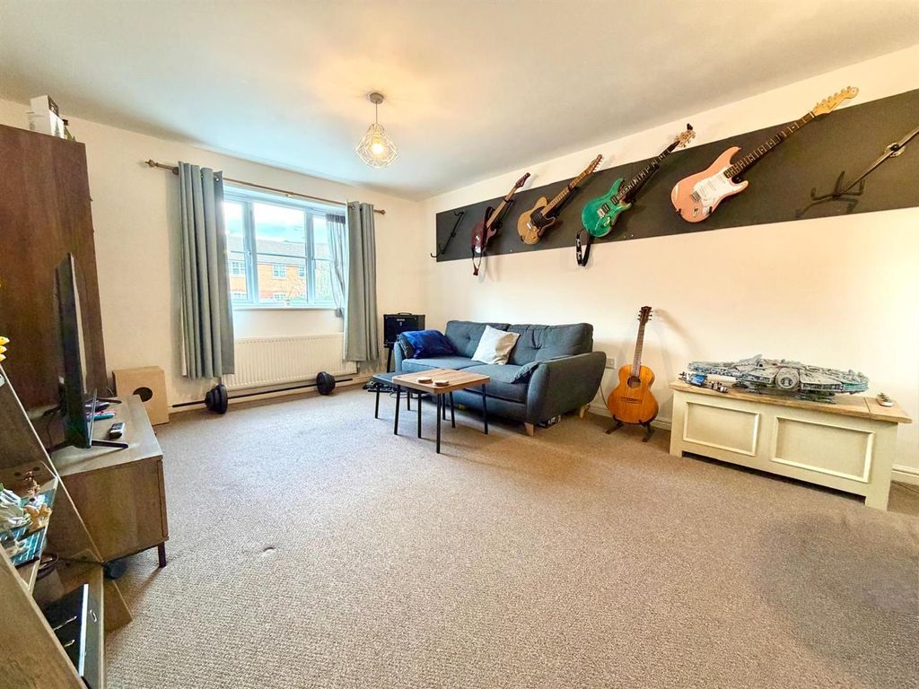 2 bed flat for salePipers Lane, Kenilworth CV8 photo 4