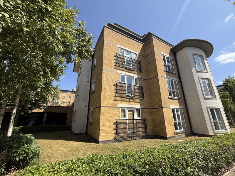 2 bed flat for saleOvaltine Court, Ovaltine Drive, Kings Langley WD4