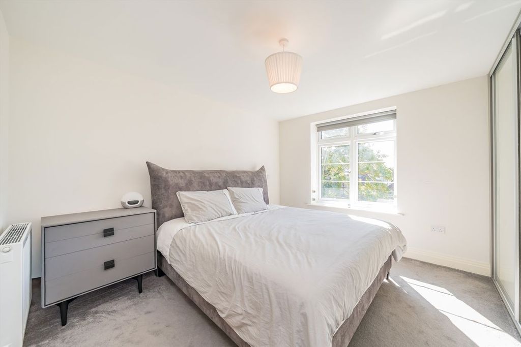 3 bed flat for saleSamuelson Place, Isleworth TW7 photo 3