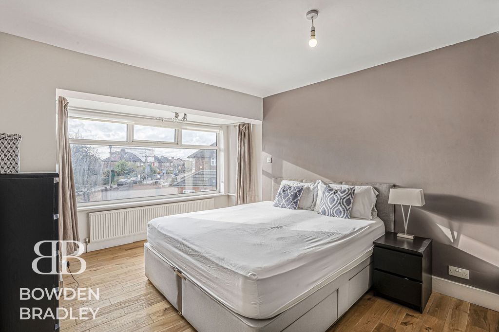 Additional image 18 of 5 bed property for saleAbbotswood Gardens, Clayhall IG5