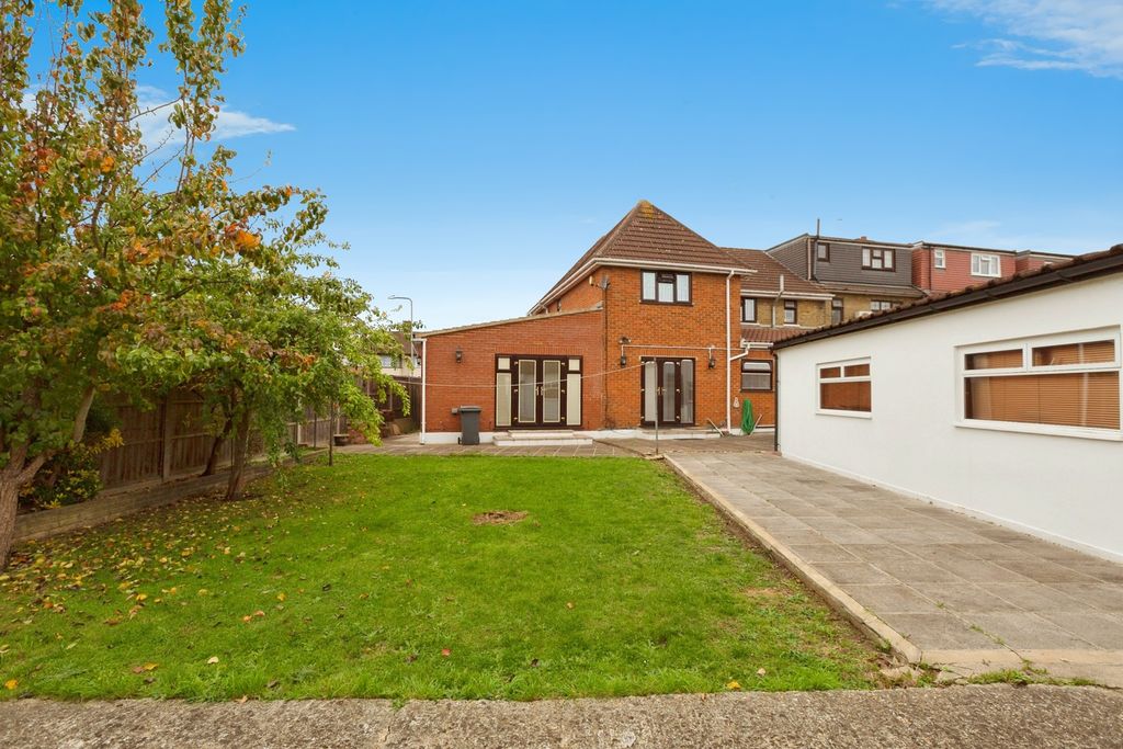 Additional image 27 of 5 bed end terrace house for saleTomswood Hill, Ilford IG6