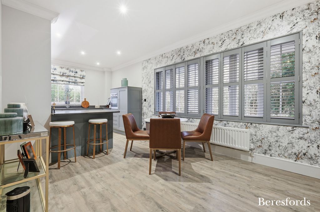 1 bed flat for saleStonegate, The Limes CM4 photo 4