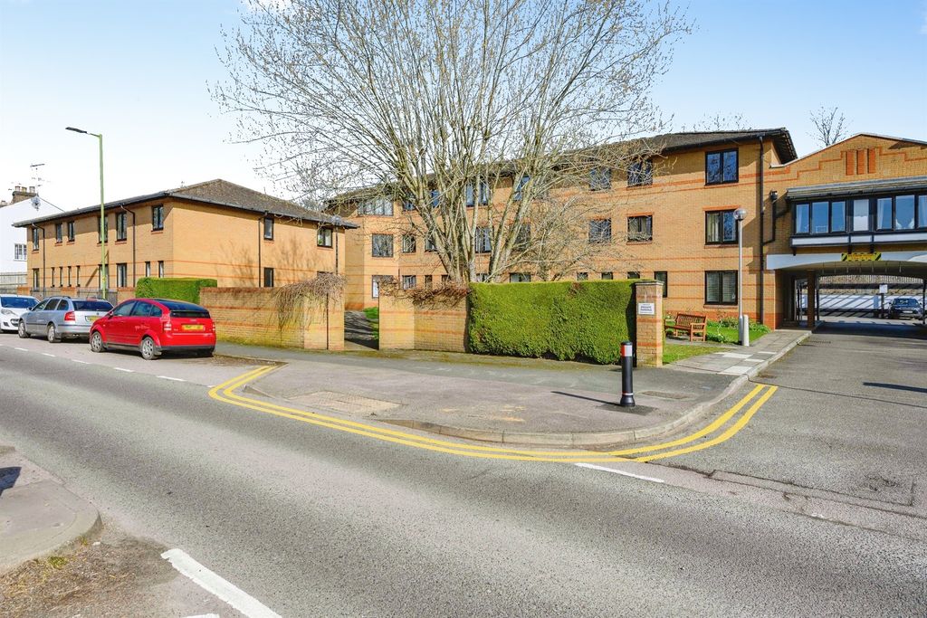 2 bed flat for saleLake View, Railway Terrace, Kings Langley WD4