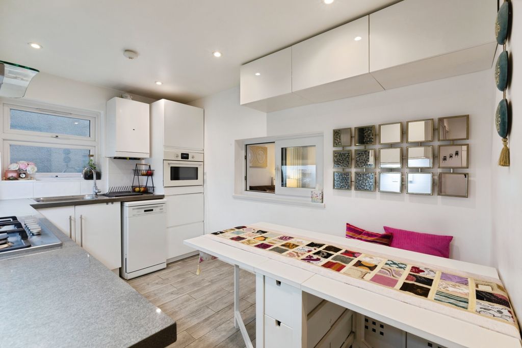 Additional image 3 of 2 bed flat for saleWellesley Road, Ilford IG1