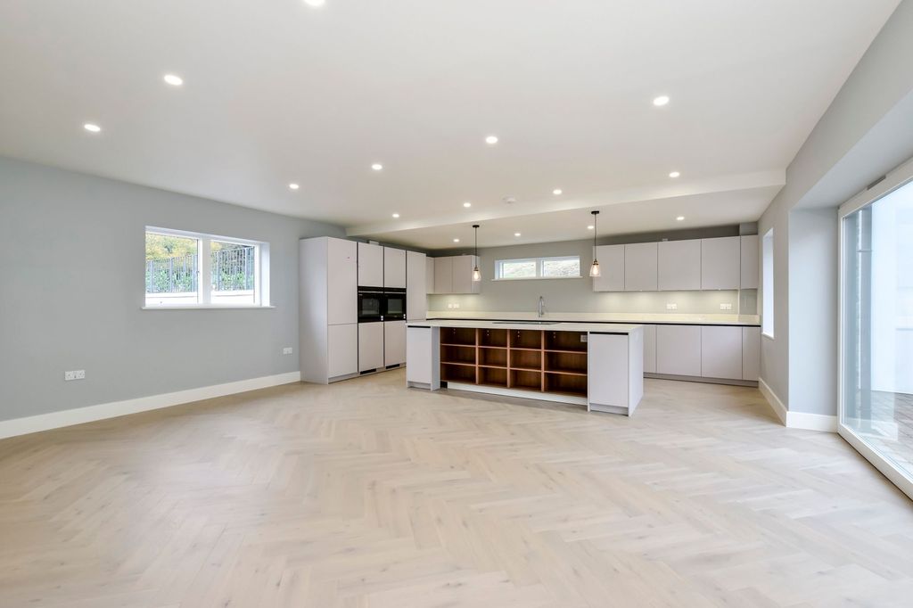 4 bed detached house for salePlot 2, Three Acres, Toms Lane, Kings Langley WD4 photo 4