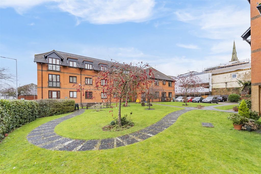 2 bed flat for saleNN16, Oaktree Court, George Street, Kettering