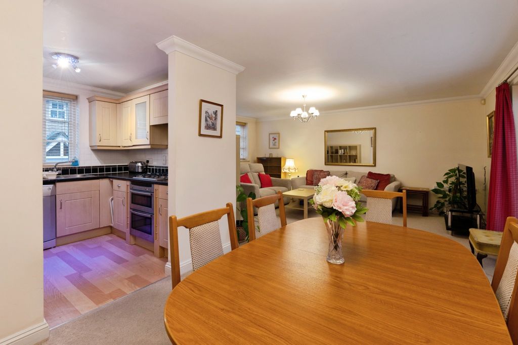 2 bed flat for saleHare Bridge Crescent, Ingatestone CM4 photo 4