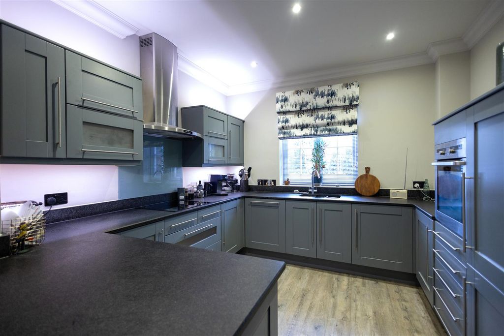 2 bed flat for saleStonegate, The Limes, Ingatestone CM4 photo 3