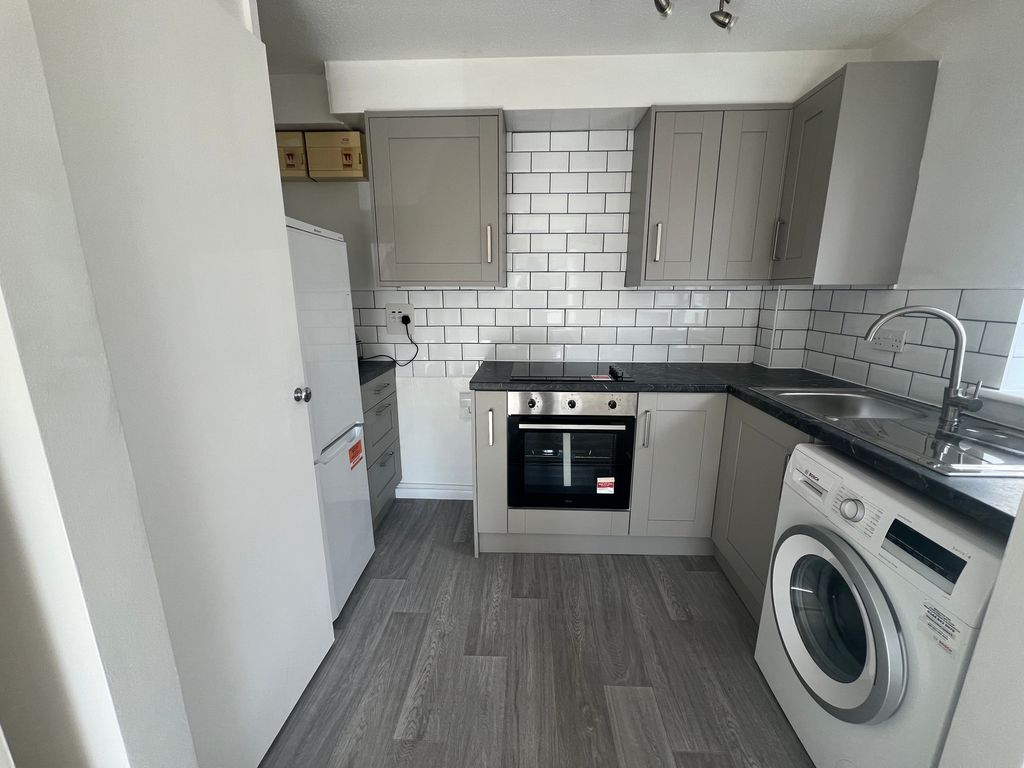 Additional image 3 of 1 bed flat for saleFirgrove Court, Hungerford RG17