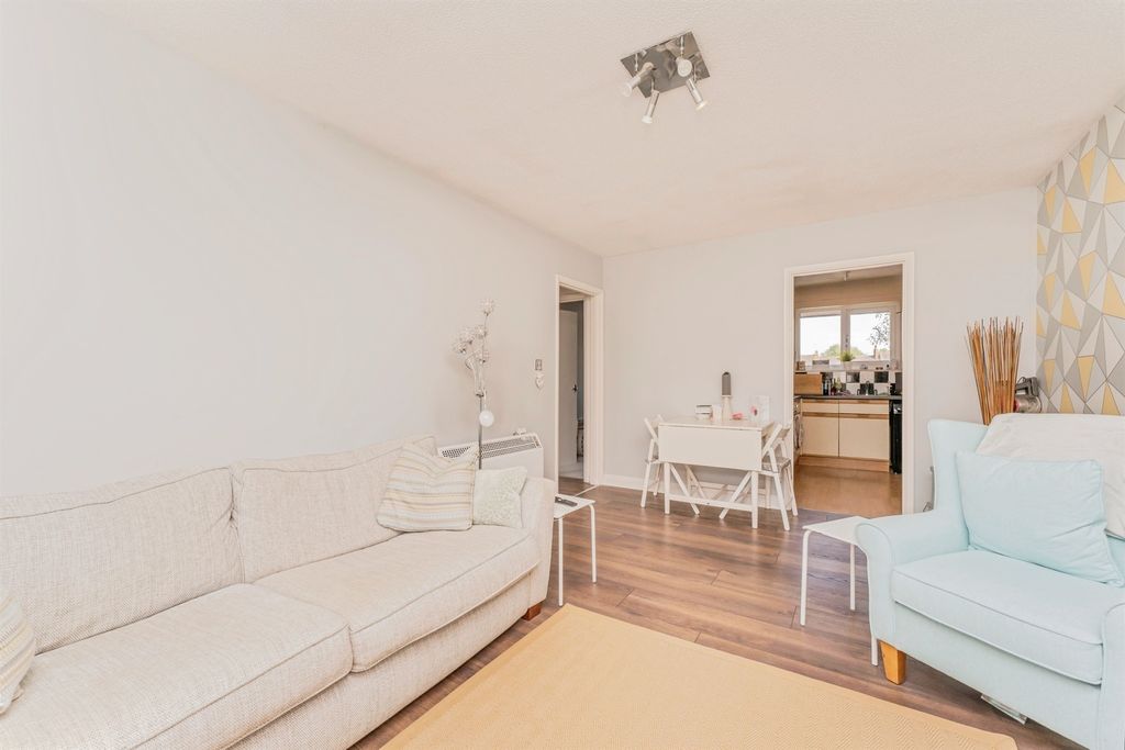 2 bed flat for saleRussell Street, Kettering NN16 photo 3