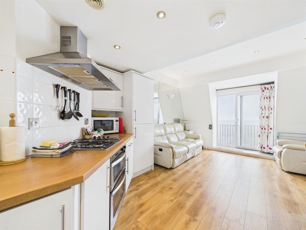 2 bed flat for saleCapstone Crescent, Ilfracombe EX34 photo 3