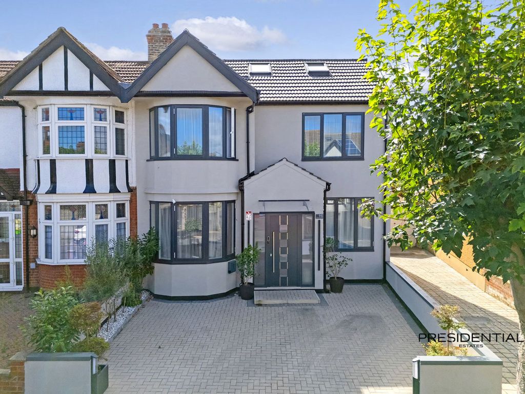 Additional image 47 of 5 bed property for saleKenwood Gardens, Gants Hill IG2
