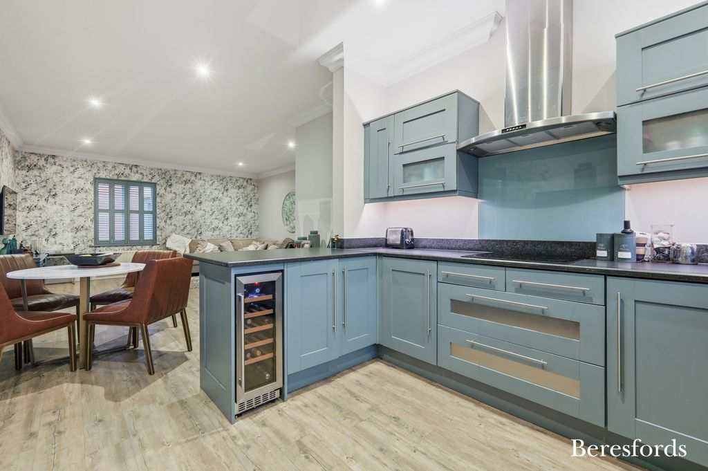 1 bed flat for saleStonegate, The Limes CM4 photo 2