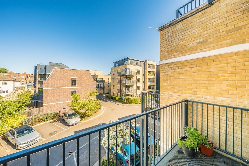 3 bed flat for saleSamuelson Place, Isleworth TW7 photo 5