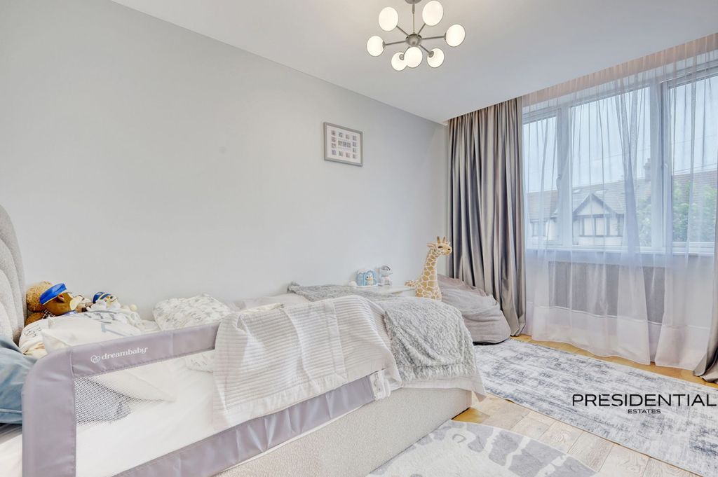 Additional image 26 of 5 bed property for saleKenwood Gardens, Gants Hill IG2