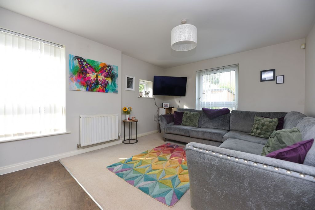 2 bed flat for saleBrookside, Park Square Brookside PE29 photo 3