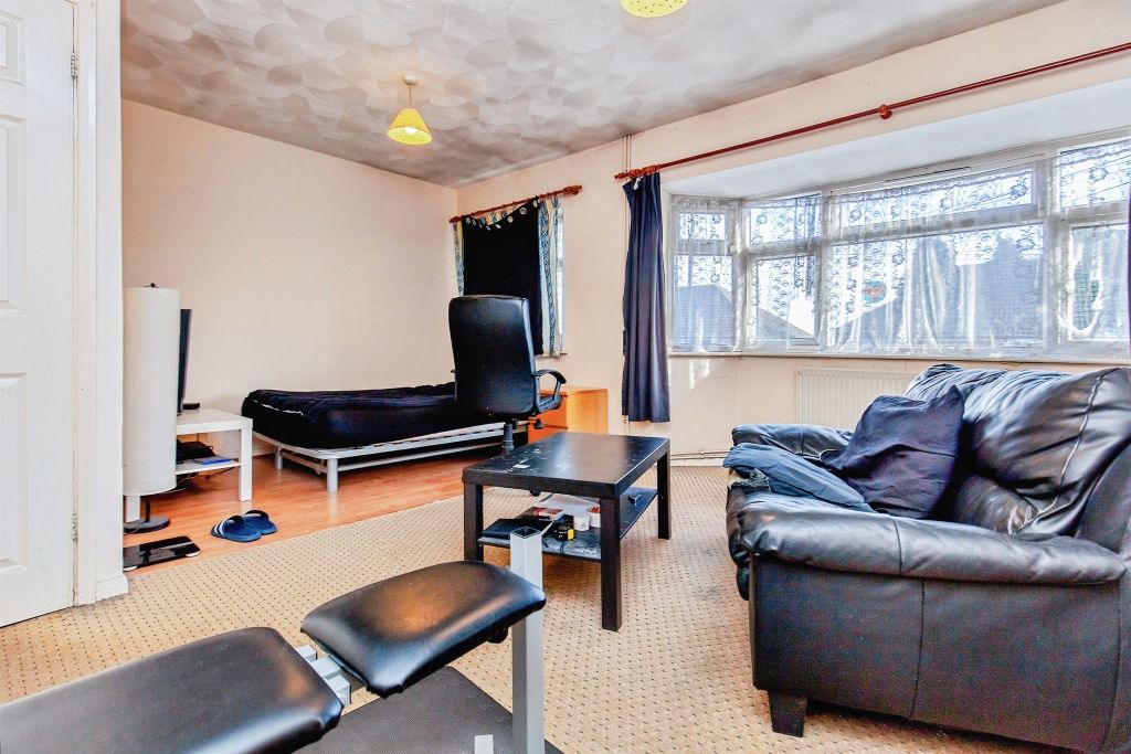 2 bed flat for saleCora Road, Kettering NN16 photo 2