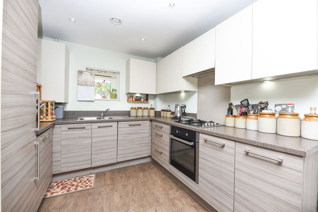 2 bed flat for saleBrookside, Park Square Brookside PE29 photo 4