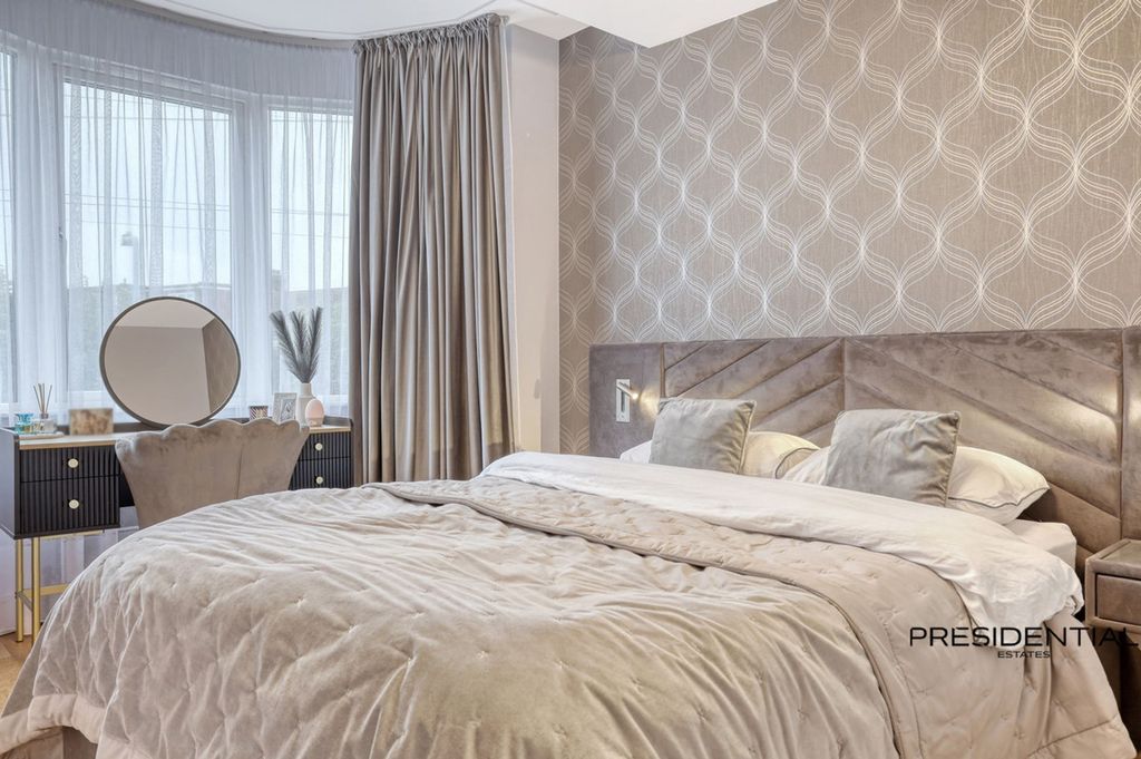Additional image 24 of 5 bed property for saleKenwood Gardens, Gants Hill IG2