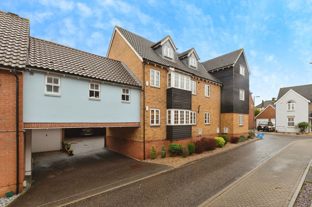 2 bed flat for saleHare Bridge Crescent, Ingatestone CM4 photo 5