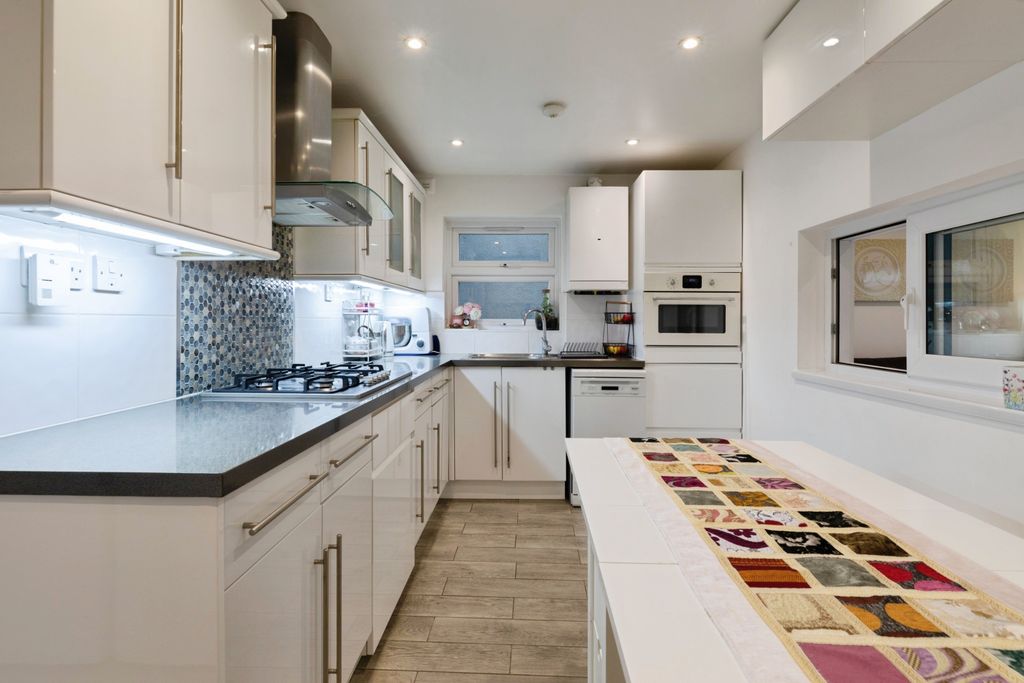 Additional image 7 of 2 bed flat for saleWellesley Road, Ilford IG1