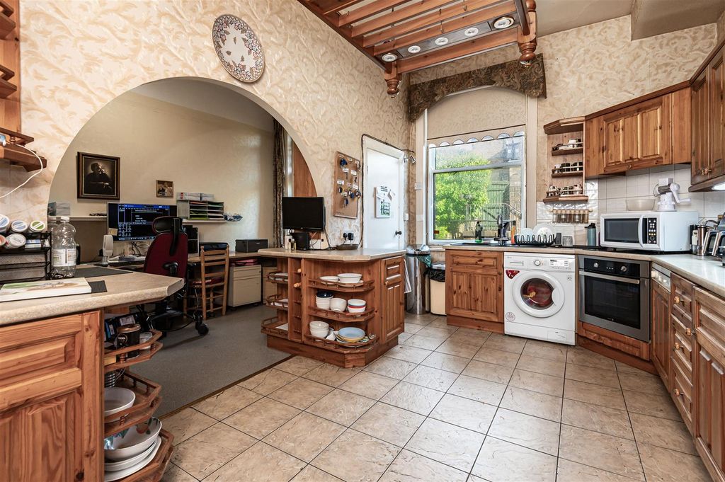 Additional image 13 of 6 bed semi-detached house for salePark Drive, Huddersfield HD1