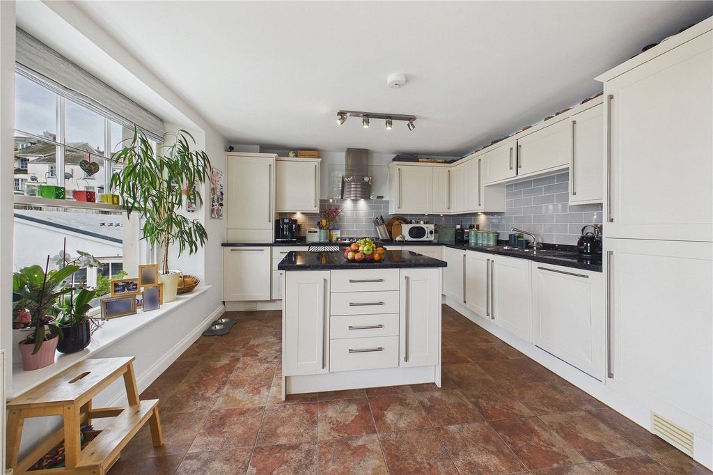 3 bed flat for saleMarket Street, Ilfracombe, Devon EX34 photo 3
