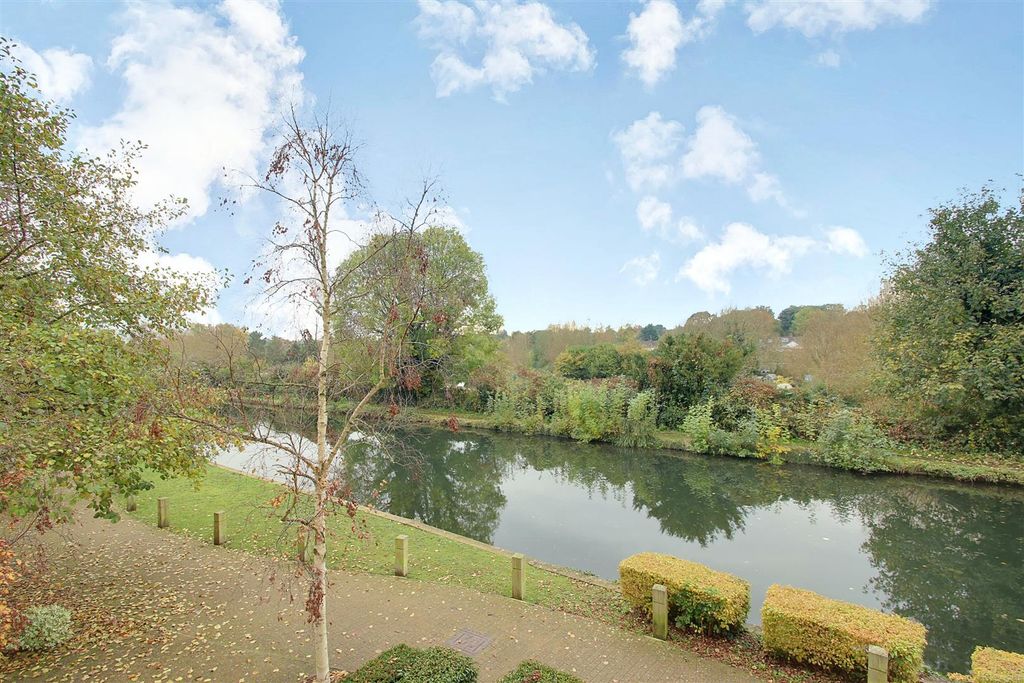 Additional image 2 of 2 bed flat for saleOvaltine Court, Kings Langley WD4