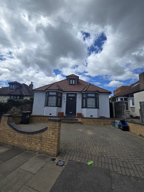 6 bed bungalow for saleWater Lane, Ilford IG3