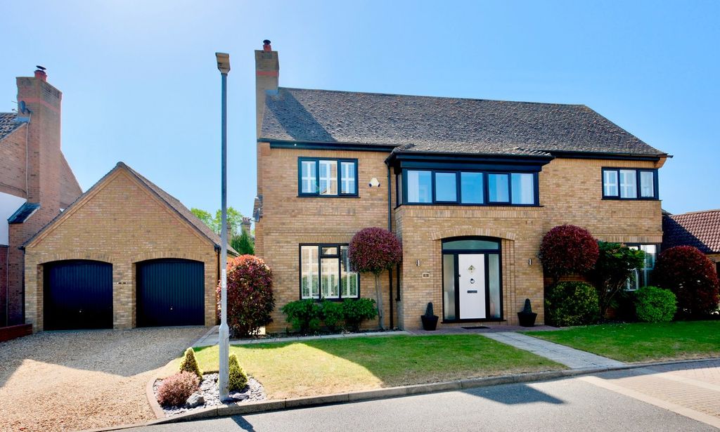 4 bed detached house for saleElizabeth Drive, Hartford, Huntingdon PE29