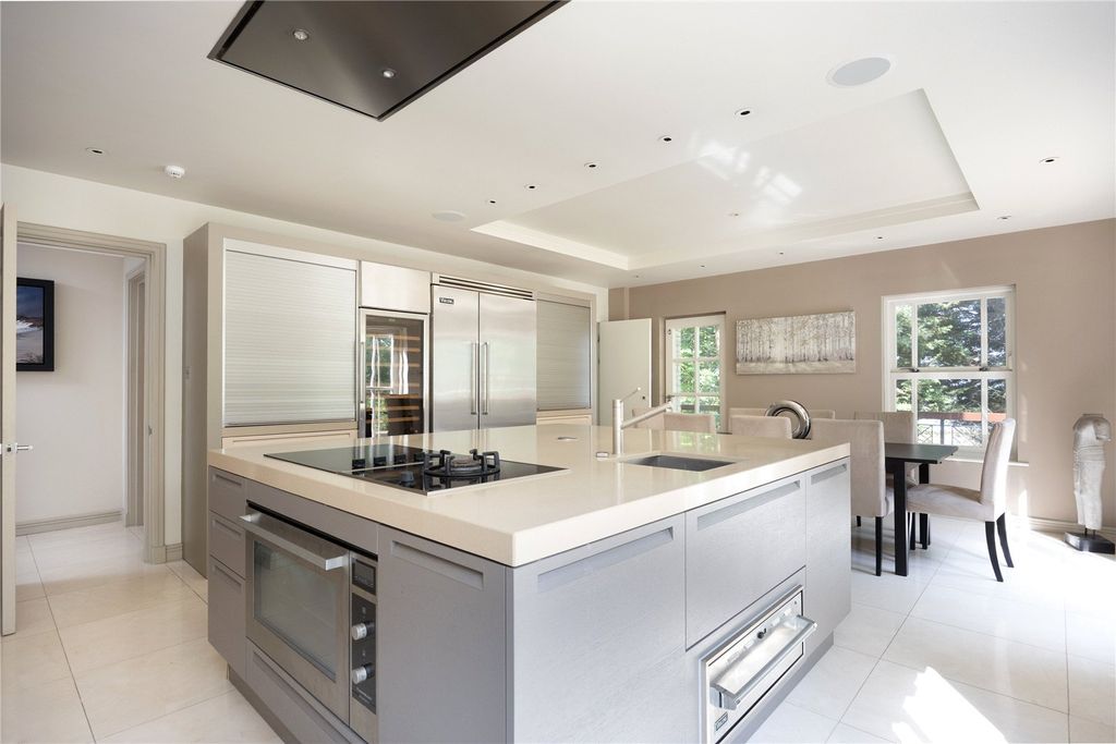 5 bed detached house for saleCarrington Close, Kingston Upon Thames, Surrey KT2 photo 5