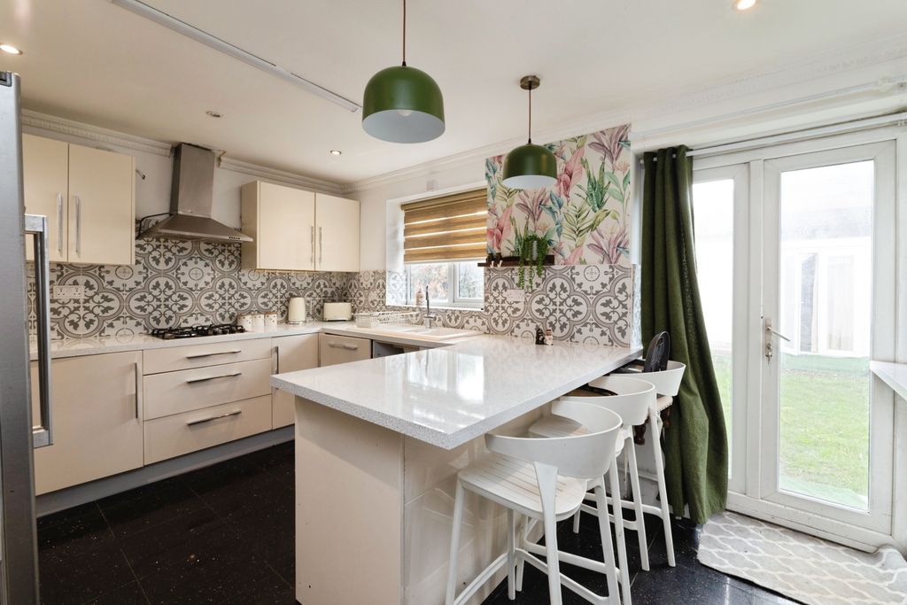 Additional image 5 of 7 bed semi-detached house for saleGrosvenor Road, Ilford IG1