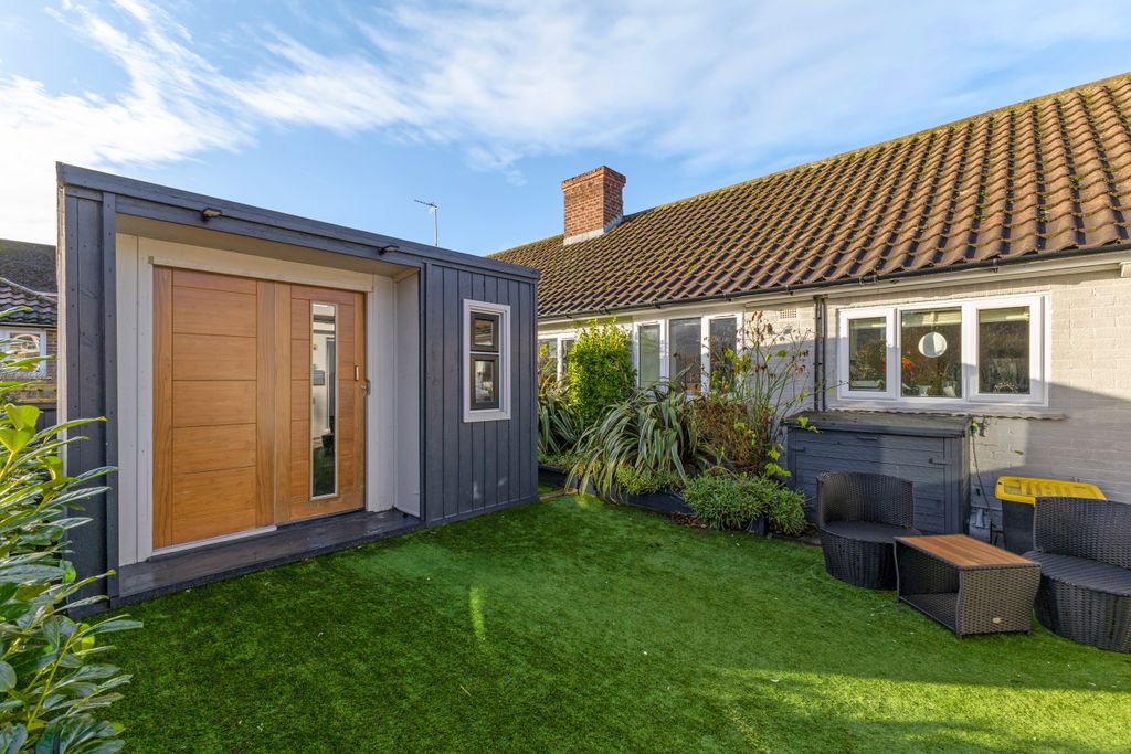 Additional image 2 of 3 bed semi-detached bungalow for salePriory Avenue, Hungerford RG17