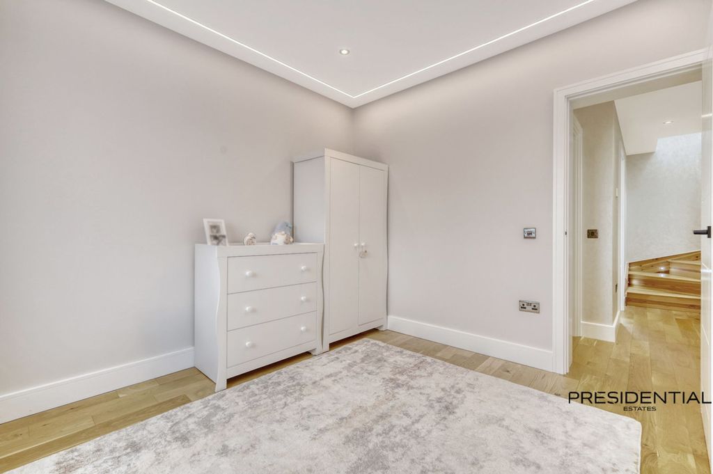 Additional image 27 of 5 bed property for saleKenwood Gardens, Gants Hill IG2