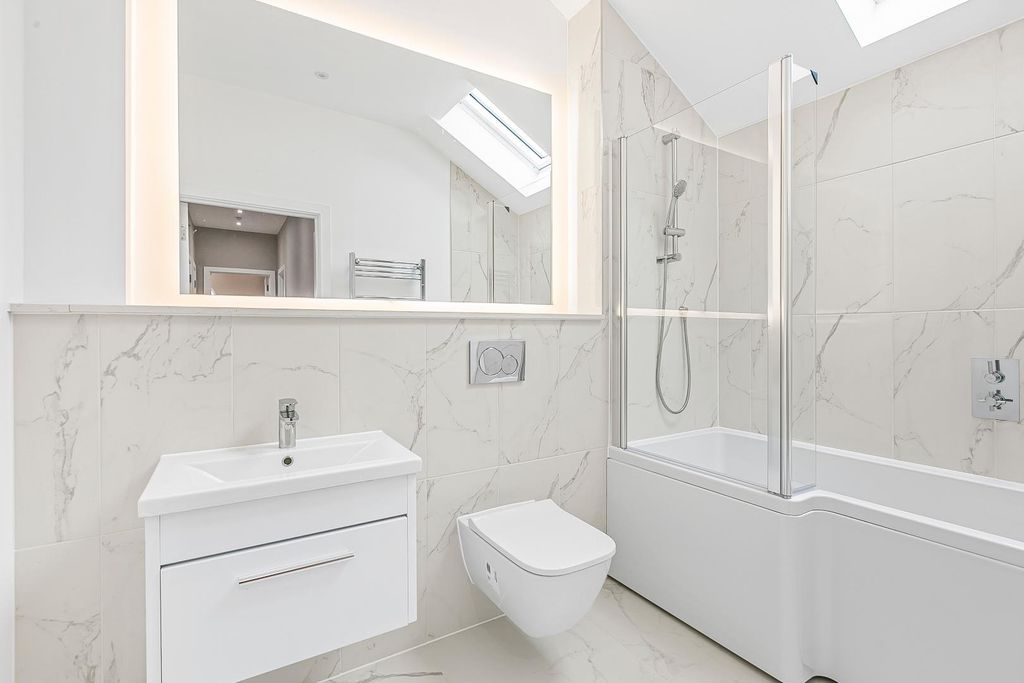 2 bed flat for salePark Lane, Knebworth SG3 photo 3