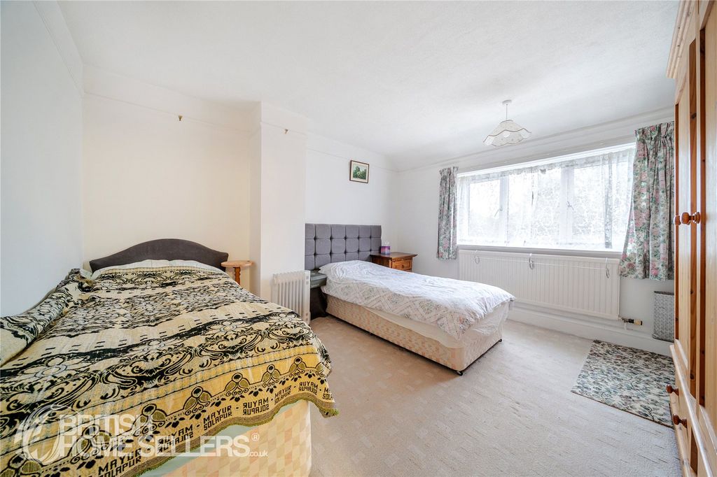 Additional image 11 of 5 bed terraced house for saleElm Grove, Kidlington, Oxfordshire OX5