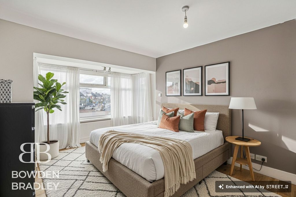Additional image 19 of 5 bed property for saleAbbotswood Gardens, Clayhall IG5