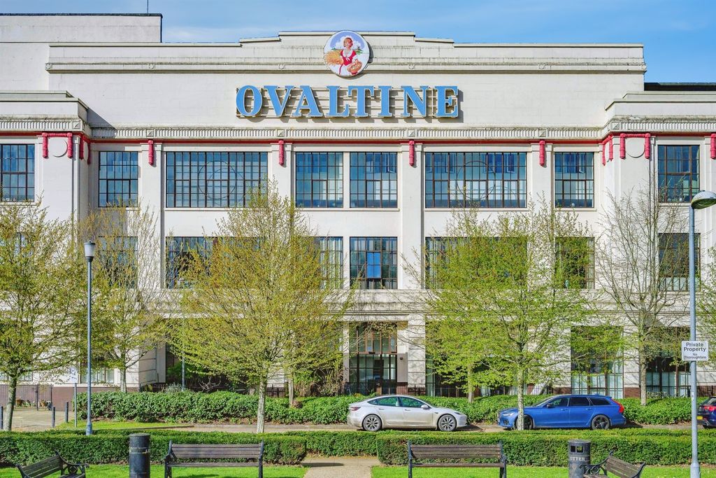 2 bed flat for saleOvaltine Drive, Kings Langley WD4