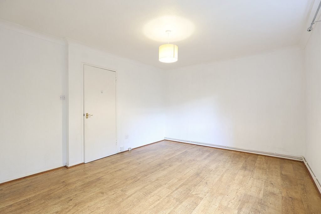 2 bed flat for saleRiverside Close, Kings Langley, Hertfordshire WD4 photo 4
