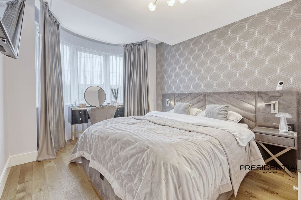 Additional image 23 of 5 bed property for saleKenwood Gardens, Gants Hill IG2